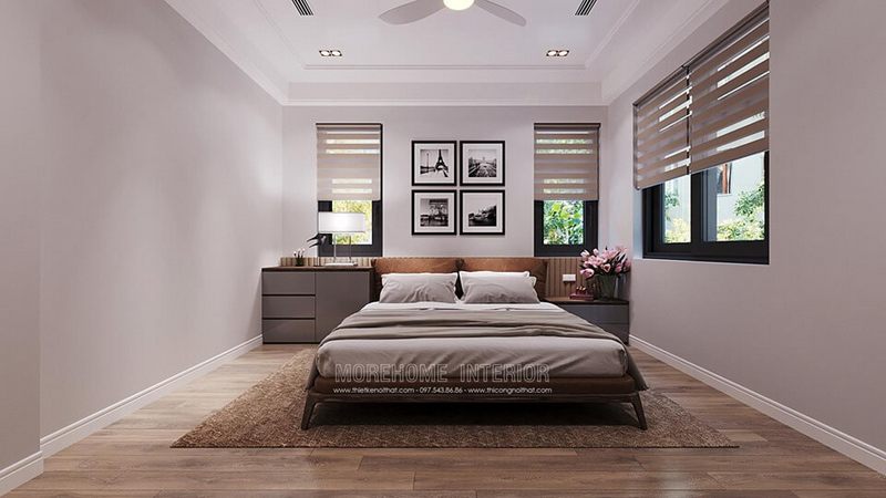 Mẫu giường ngủ gỗ tự nhiên đẹp, đầu giường bọc đệm vải màu nâu cùng tầng màu với màu giường.