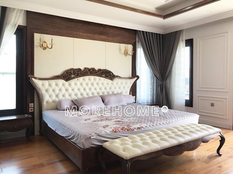 Mẫu giường ngủ gỗ tự nhiên tân cổ điển với phần đầu giường cách điệu bọc da đầu giường tạo mang đến vẻ đẹp sang trọng cho căn phòng ngủ cho gia đình bạn