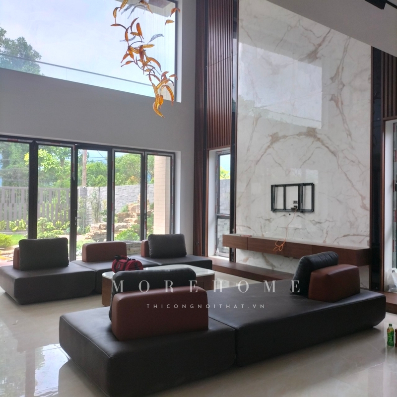 Thi công đá ốp vách tivi màu trắng vân mây được ưa chuộng mang lại sự ấn tượng, sang trọng, cá tính cho không gian.